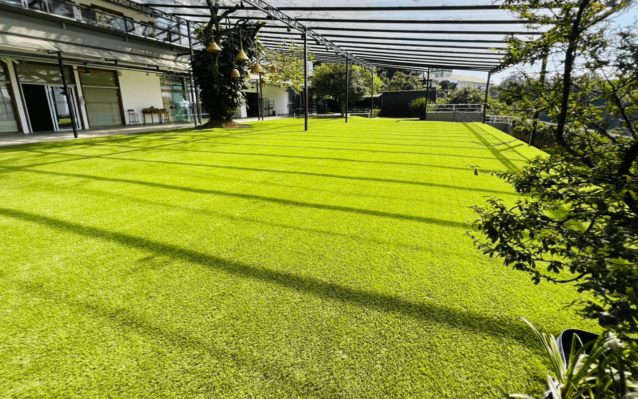 O que é necessário fazer antes de instalar grama sintética em jardins? 